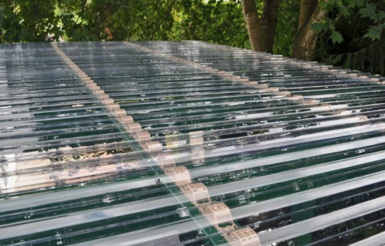 Профилированный поликарбонат против классических кровель: в чем достоинства?