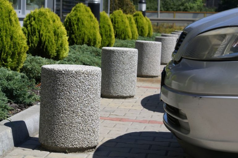 Бетонные столбики ограждения: как грамотно зонировать двор и парковку у дома