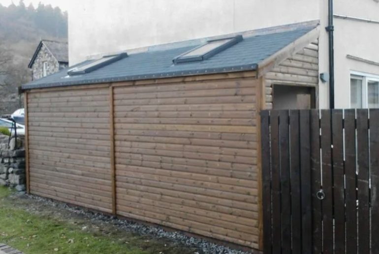 Сосед построил баню или сарай впритык к забору: что делать и как добиться сноса постройки в 2026 году